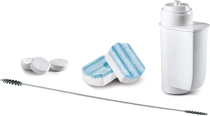 Pflege-Set für Kaffeemaschinen TCZ8004A, 10 Reinigungstabletten, 3 Entkalkungstabletten, 1 BRITA Wasserfilter, Milchschlauch-Reinigungsbürste, für Vero Kaffeevollautomaten und Einbauvollautomaten fra Bosch – produktbillede