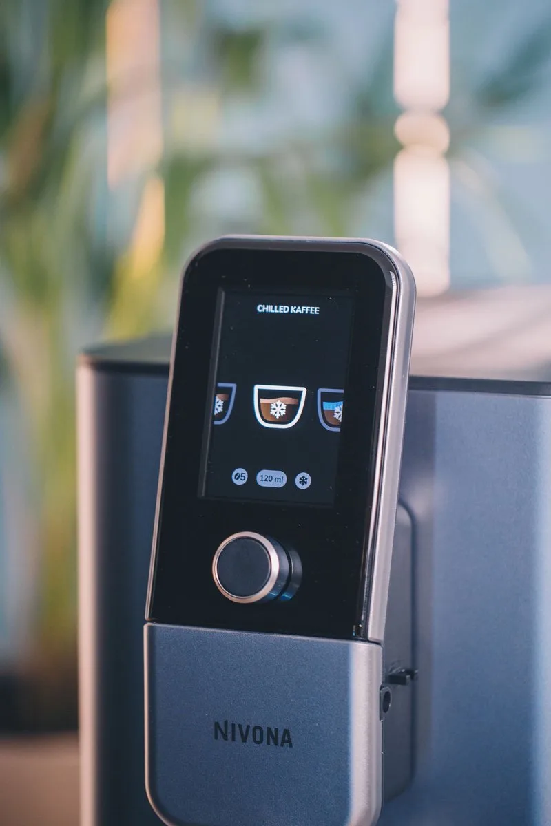 CafeRomatica NIVO 8107 - volautomatische koffiemachine voor liefhebbers van warme én koude koffiespecialiteiten van Nivona in Peurl Blue – productfoto