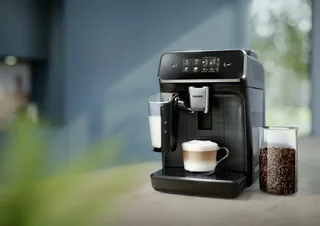Philips 2300 Series - Espressomachine - 4 Verschillende Dranken - 4 Verschillende Dranken - LatteGo Melksysteem - 40% Stiller - AquaClean Filter - Volautomatisch - Koffiemachine met bonen - EP2334/10 van Philips in Zwart – productfoto 2 van 3