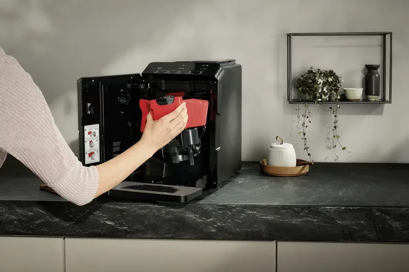 EQ300 TF301E19 - Volautomaat espressomachine - Koffiemachine met bonen van Siemens in Zwart – productfoto 2 van 2