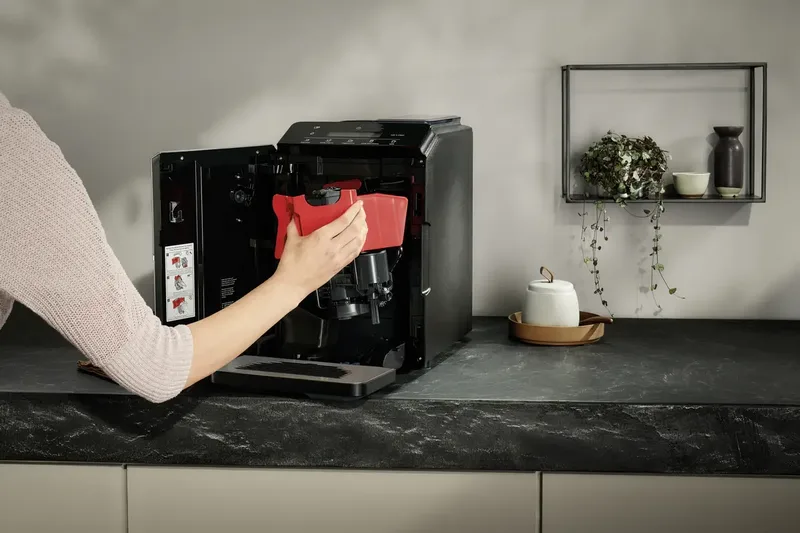 EQ300 TF303E07 - Volautomaat espressomachine van Siemens in Rvs – productfoto 2 van 3