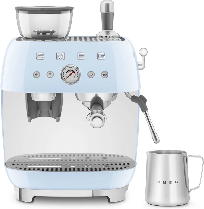 EGF03PBEU Espressomachine met Geïntegreerde Bonenmaler - Pistonmachine - Dubbel Thermoblock - 58 mm Filterdrager - Professionele Stoompijp - '50s Style van Smeg in Pastelblauw – productfoto